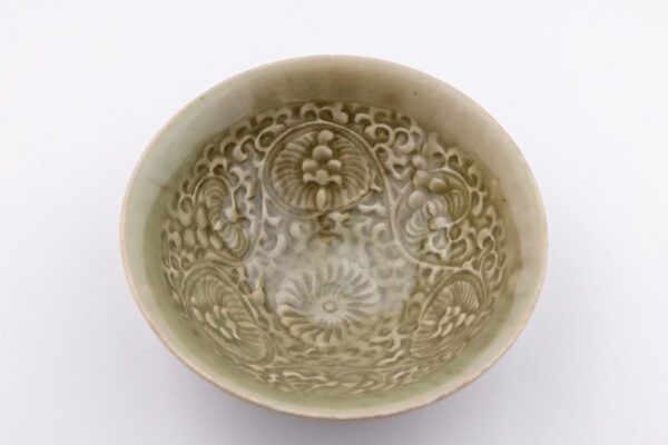 A moulded Yaozhou ‘chrysanthemum’ bowl (Northern Song dynasty, 960-1127) - Image 2