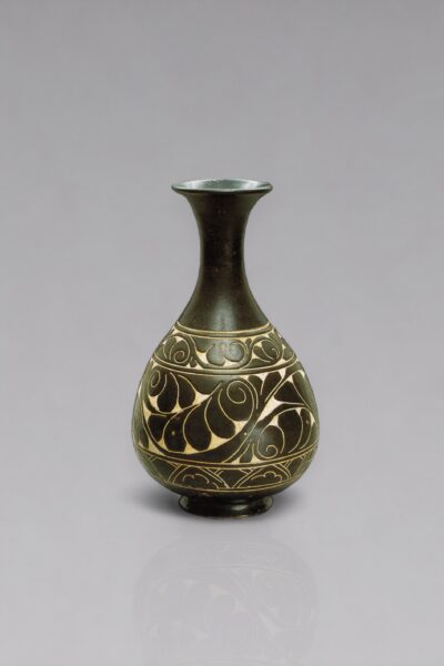A rare Cizhou carved pear-shaped bottle vase, ‘yuhuchunping’ (Jin dynasty (1127-1234)