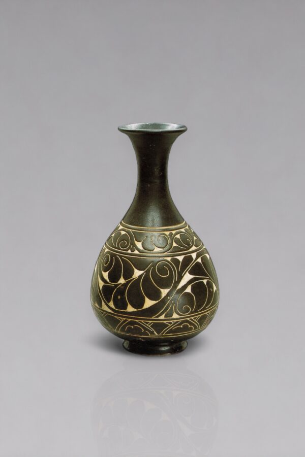 A rare Cizhou carved pear-shaped bottle vase, ‘yuhuchunping’ (Jin dynasty (1127-1234)