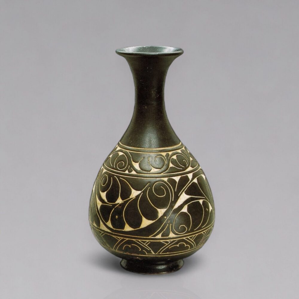 A rare Cizhou carved pear-shaped bottle vase, ‘yuhuchunping’ (Jin dynasty (1127-1234)
