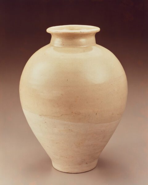 A cream-glazed pottery jar  (Tang dynasty, 618-907 AD)