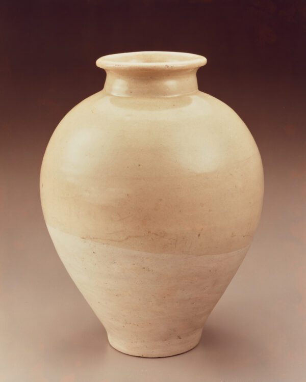 A cream-glazed pottery jar  (Tang dynasty, 618-907 AD)