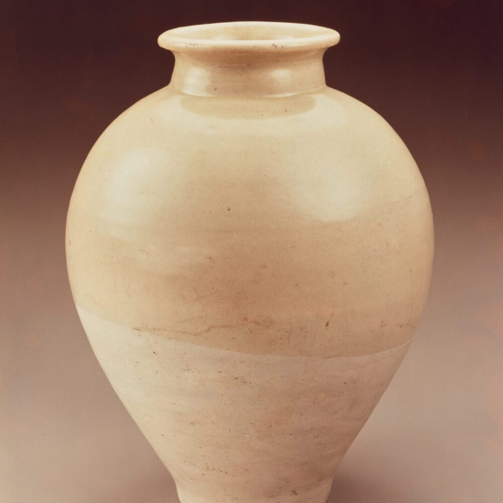 A cream-glazed pottery jar  (Tang dynasty, 618-907 AD)