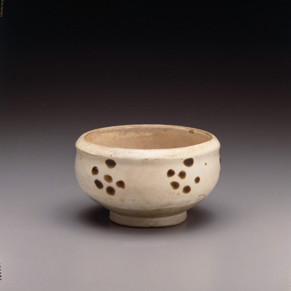 A shallow Cizhou bowl with dotted design  (Five Dynasties-Northern Song dynasty, 10th-11th century)