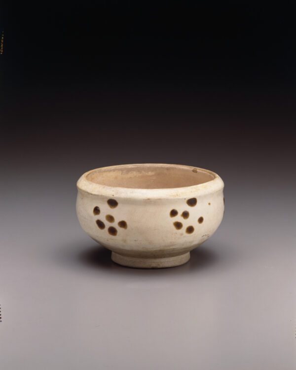 A shallow Cizhou bowl with dotted design  (Five Dynasties-Northern Song dynasty, 10th-11th century)