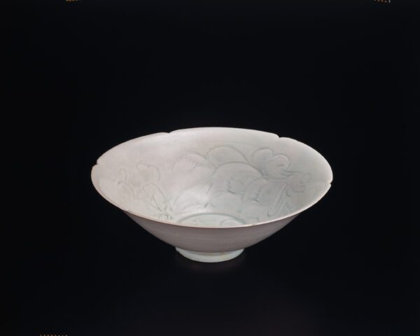 An incised lobed ‘Qingbai’ bowl ( Southern Song dynasty, 11th/12th century)
