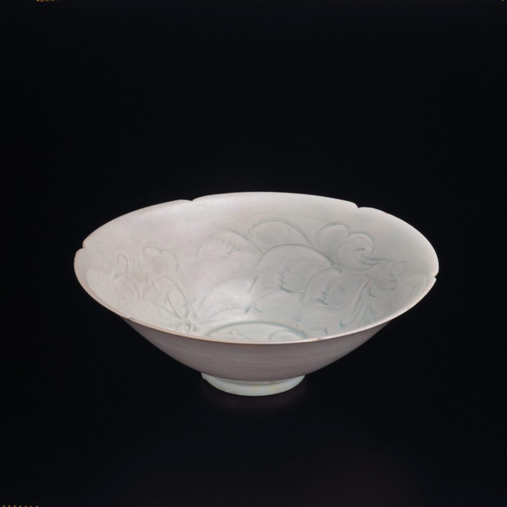 An incised lobed ‘Qingbai’ bowl ( Southern Song dynasty, 11th/12th century)