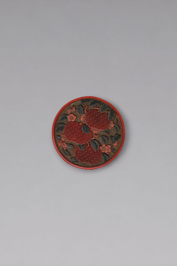 A three-coloured lacquer double peach box and cover (Qing Dynasty, 18th century)