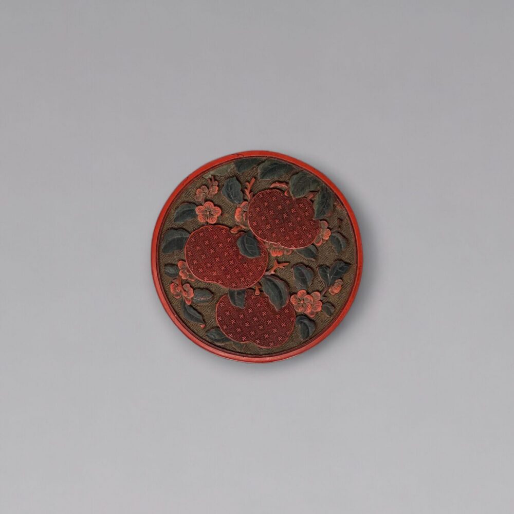 A three-coloured lacquer double peach box and cover (Qing Dynasty, 18th century)