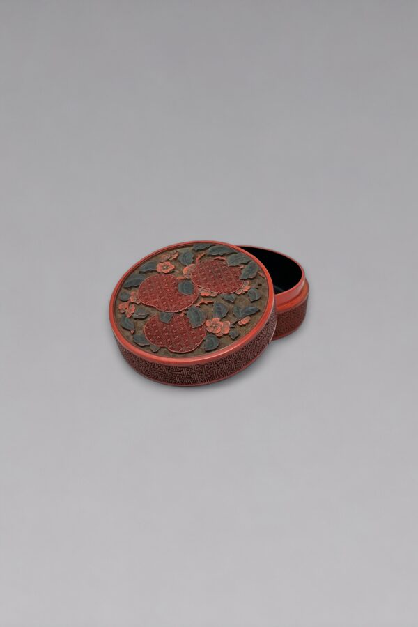 A three-coloured lacquer double peach box and cover (Qing Dynasty, 18th century)