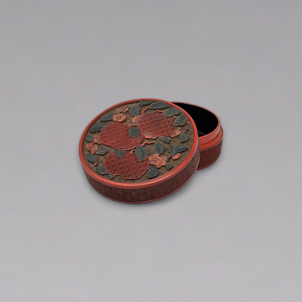 A three-coloured lacquer double peach box and cover (Qing Dynasty, 18th century)