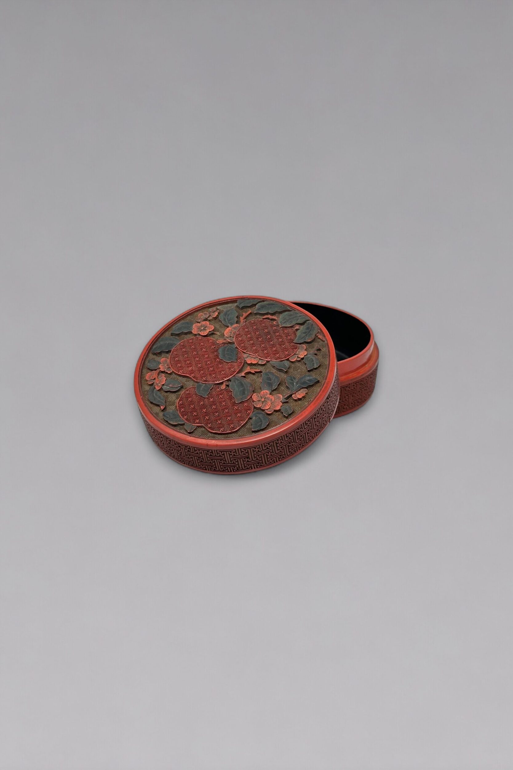 A three-coloured lacquer double peach box and cover (Qing Dynasty, 18th century)