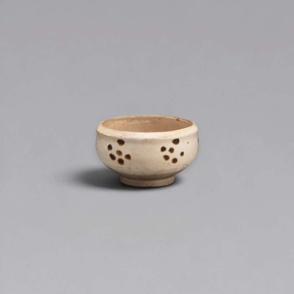 A shallow Cizhou bowl with dotted design
