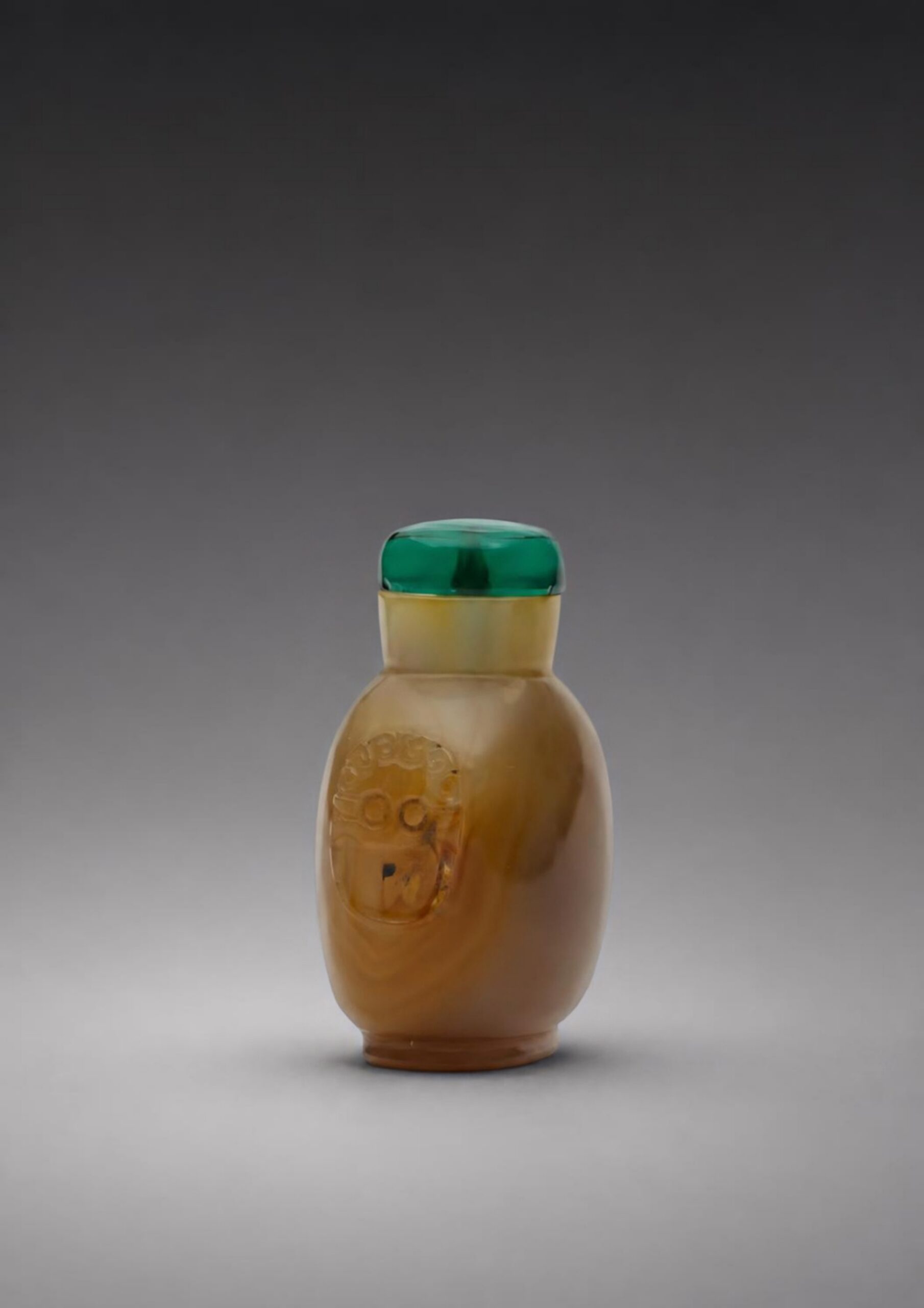 An agate snuff bottle with mask handles