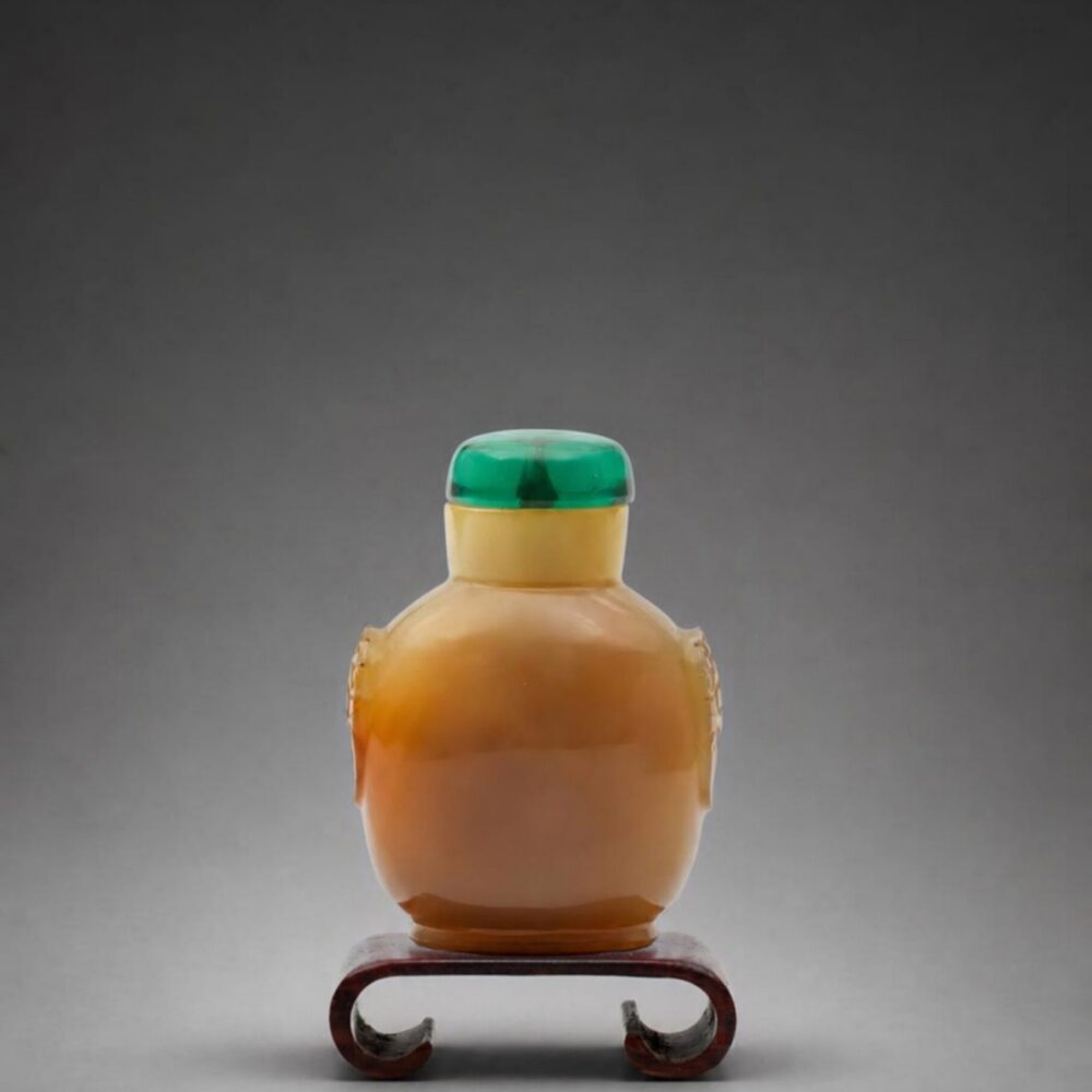 An agate snuff bottle with mask handles