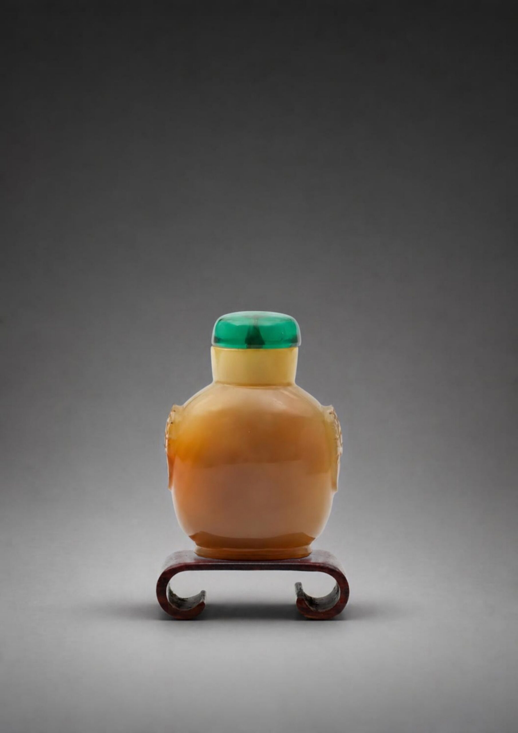 An agate snuff bottle with mask handles